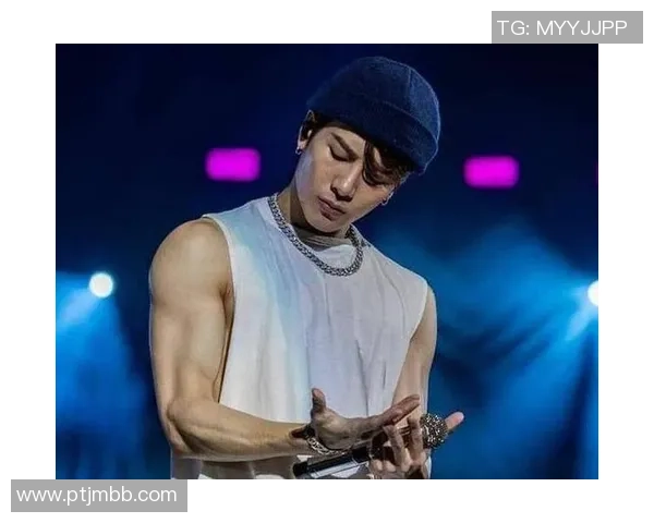 各国足球明星展现完美腹肌的魅力瞬间与健身秘诀分享