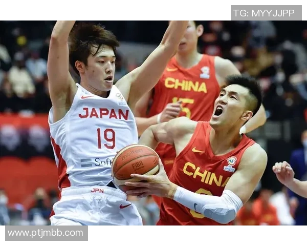 上海篮球队在世界杯预选赛中以53分稳居积分榜首位展现强劲实力