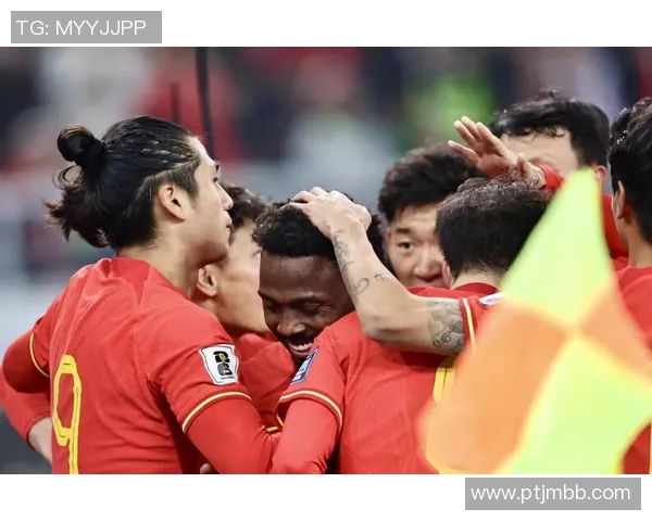 足球明星们齐聚一堂合影留念展现黄牌风采与友谊的精彩瞬间 足球明星们齐聚一堂合影留念展现黄牌风采与友谊的精彩瞬间